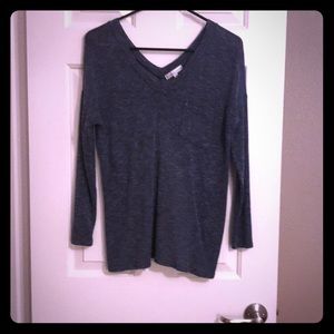 💙Blue soft knit shirt w cream split back